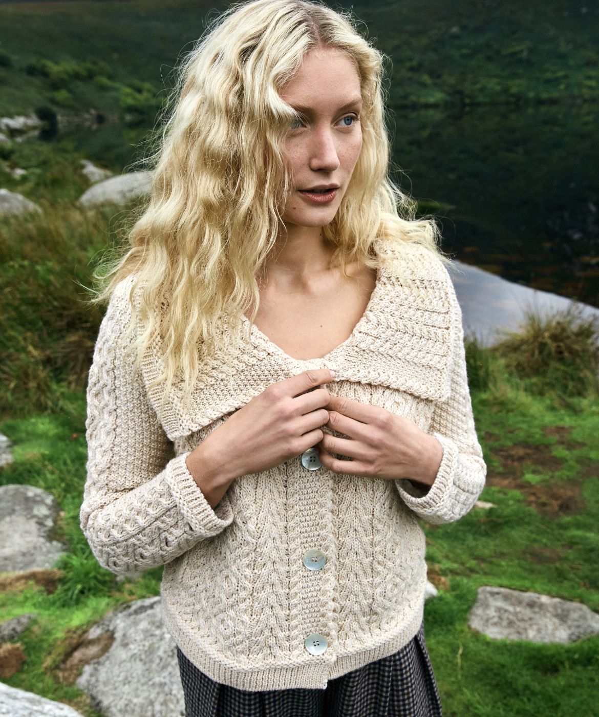 IrelandsEye Knitwear Willow Cropped Aran Cardigan in Natural
