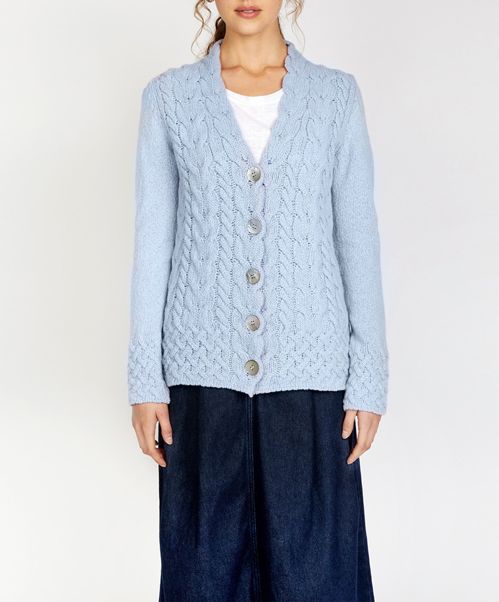 Damen-Cardigan mit Hufeisenmuster in Puderblau IrelandsEye Knitwear