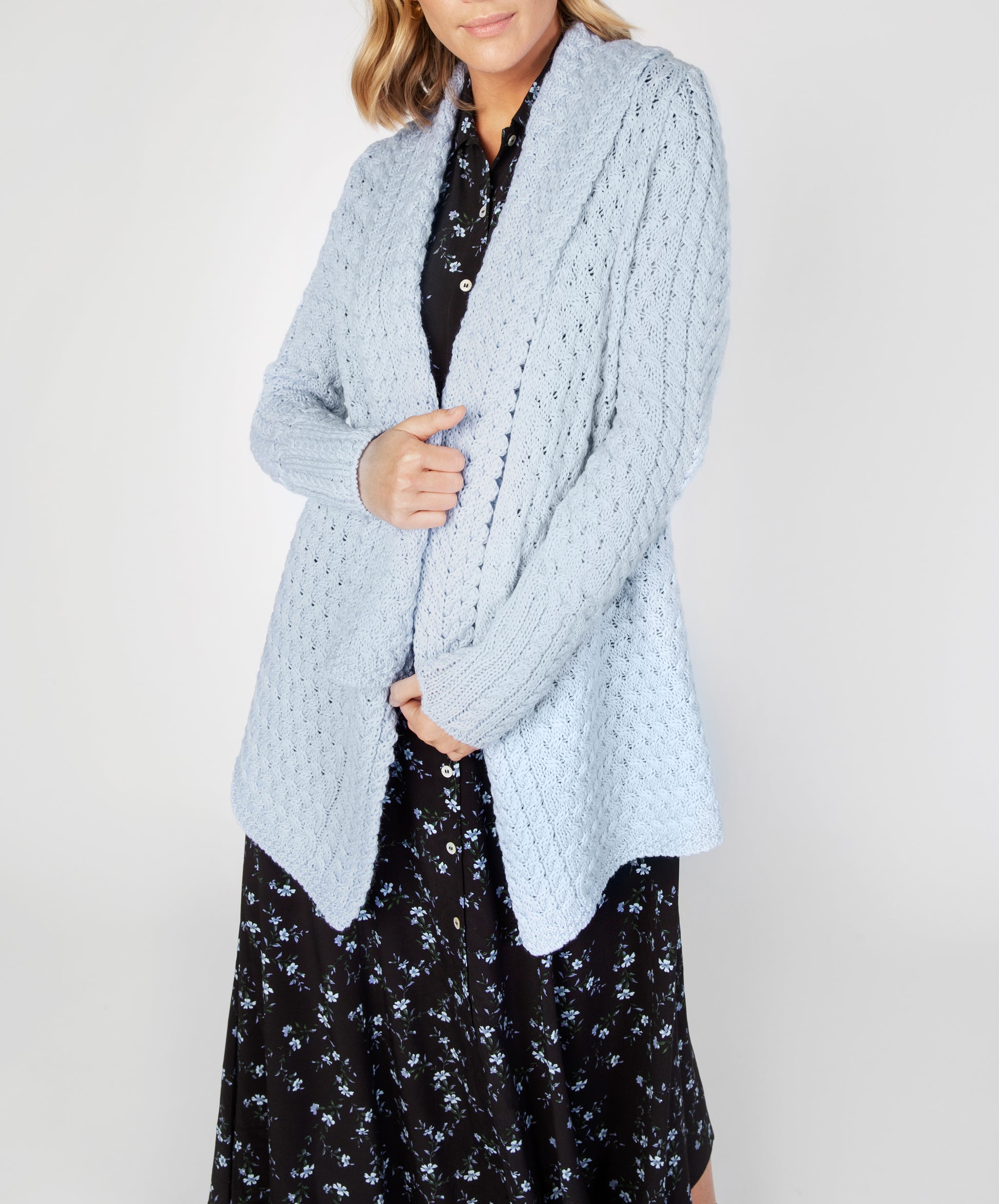 Wasserfall-Strickjacke für Damen in Eisblau – IrelandsEye Knitwear