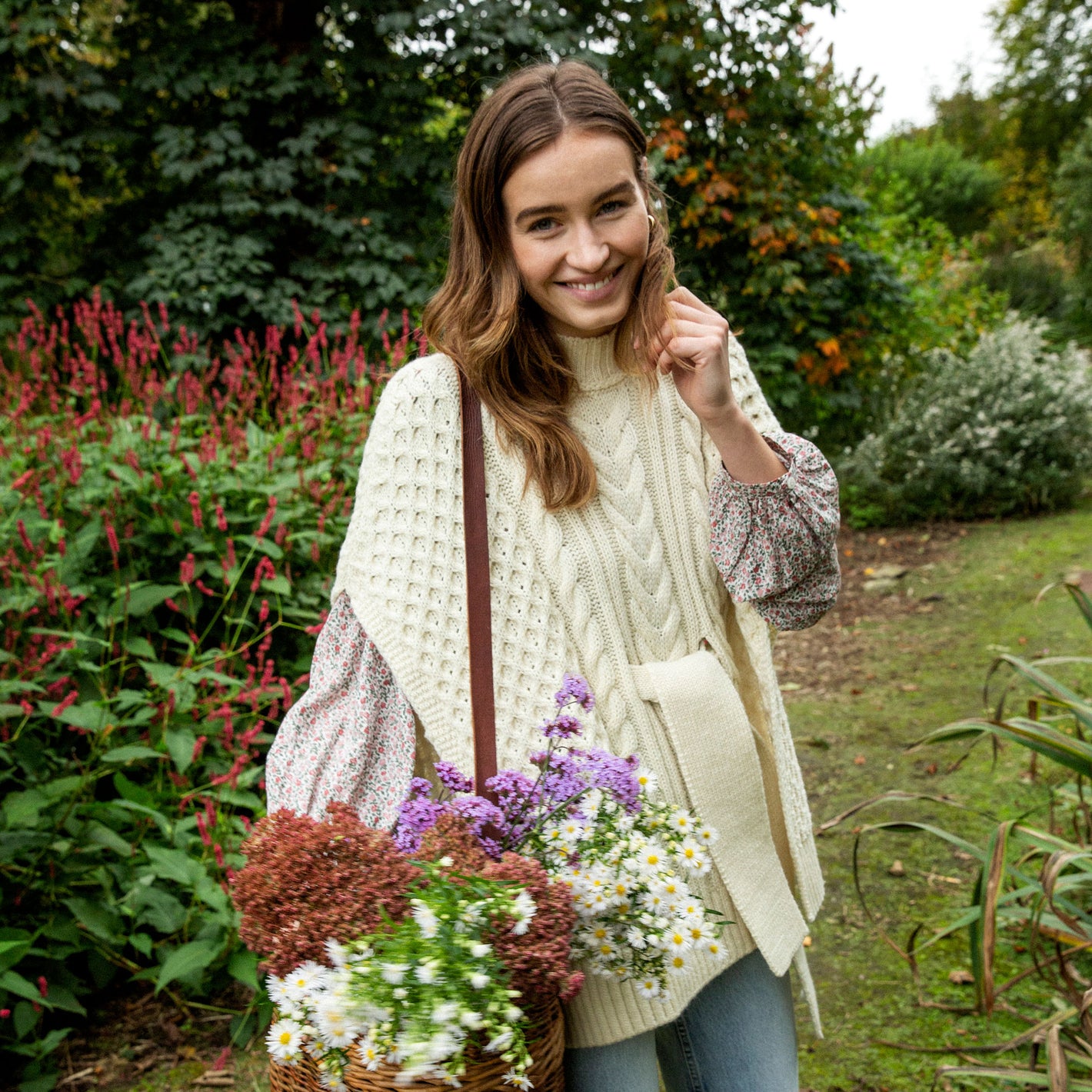 IrelandsEye Knitwear Crocus Horseshoe Cable Cape in Natural
