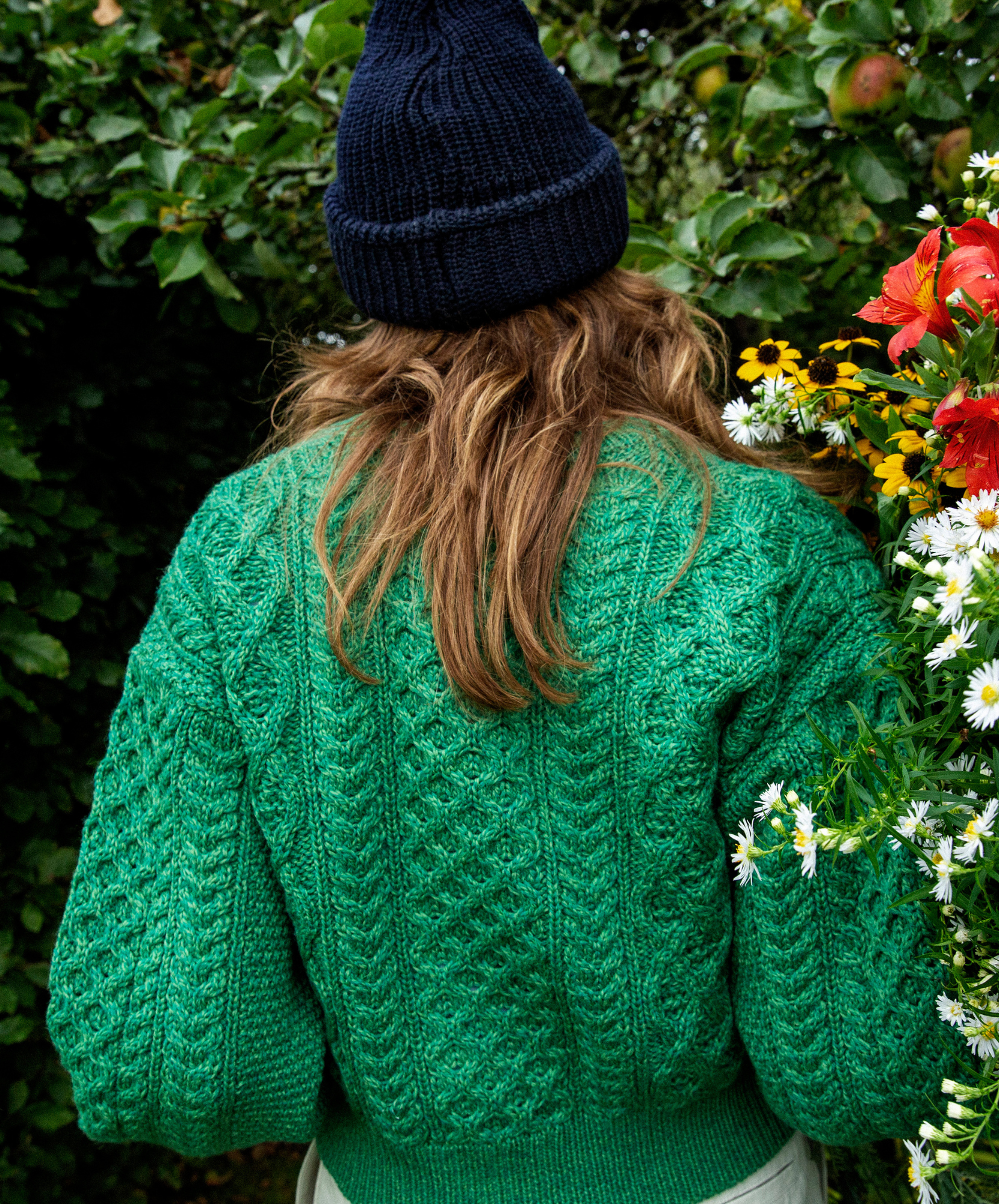 IrelandsEye Knitwear Clover Cropped Aran Cardigan Green Marl Zinnia Hat Navy
